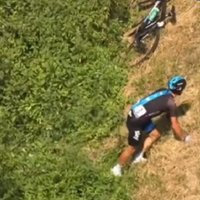 Video: 'Tour de France' posmā riteņbraucējs iekrīt dziļā grāvī