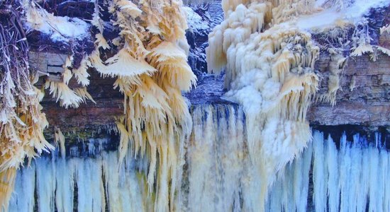 ФОТО, ВИДЕО. Как самый высокий водопад в Балтии превратился в ледяное царство