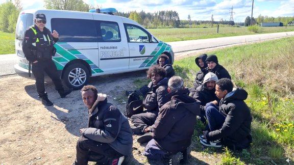 Video: Ķekavas novadā notver astoņus cilvēkus, kuri nelegāli šķērsojuši Latvijas robežu