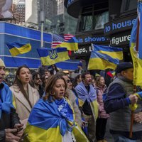 Pēc Trampa un Zelenska publiskās saķeršanās ASV ielās sākušies protesti Ukrainas atbalstam