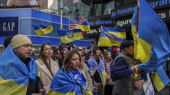 Pēc Trampa un Zelenska publiskās saķeršanās ASV ielās sākušies protesti Ukrainas atbalstam