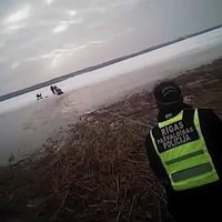 Trijotne ar diviem zīdaiņiem mēģina aizbēgt no policijas pa trauslu ledu