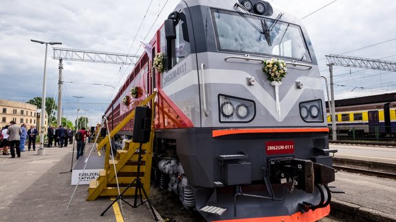 Это мероприятие проходит в рамках празднования юбилейного для LDz года — ровно 155 лет назад было налажено железнодорожное сообщение между Ригой и Динабургом. На фото — модернизированный магистральный локомотив 2M62UM, новая гордость предприятия "LDZ ritošā sastāva serviss".