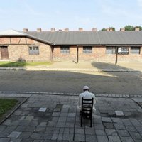 Прокуроры просят закрыть дело 96-летнего врача из Освенцима