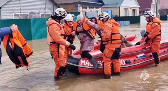 Video: Krievijā pārrauts Urālas upes aizsargdambis