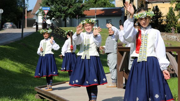 Skolēnu dziesmu svētku biļešu tirdzniecību sāks pakāpeniski maija beigās