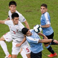 Urugvajas futbolisti 'Copa America' mačā nospēlē neizšķirti ar Japānu