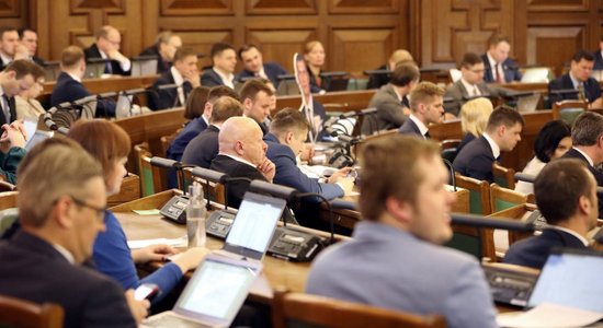 Tehnisks un vēls – Saeima noslēdz darbu pie šī gada budžeta. Teksta tiešraides arhīvs