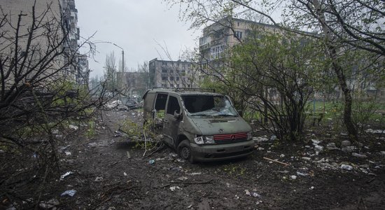 Brisele strādā pie Ukrainas atbalsta četru gadu plāna, vēsta laikraksts