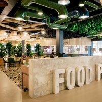 'Rīga plaza' investējusi pusmiljonu eiro ēdināšanas zonas 'Food plaza' rekonstrukcijā