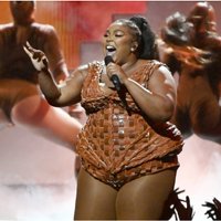 Lizzo no resnuma nebēg, bet pārsteidz ar savu jauno formu