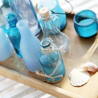 Gaumīgas idejas, kā izmantot izlietotās stikla pudeles