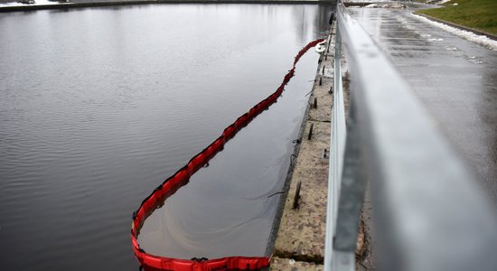 Rīgā Daugavā turpina noplūst degviela; ierobežo ar bonām