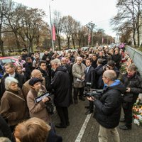 Pēc policijas lūguma piketētāji novāc plakātus pie Francijas vēstniecības