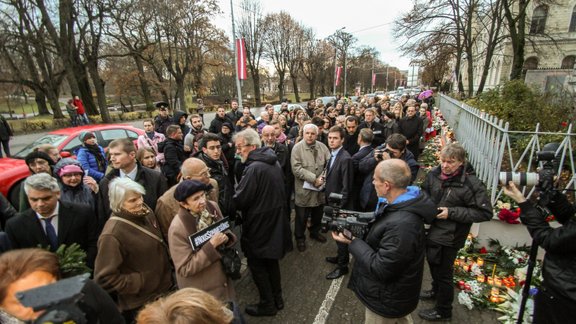 Piemiņas brīdī pie Francijas vēstniecības Rīgā pulcējas vairāk nekā 100 cilvēku  - 9