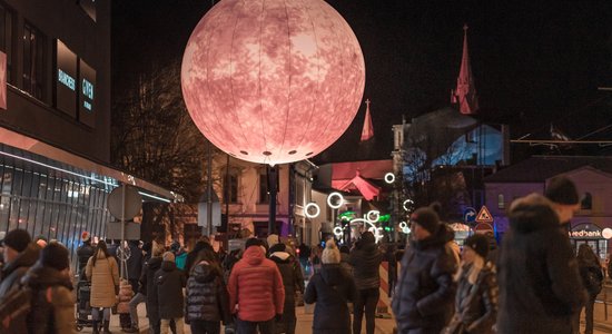 Foto: Vēju pilsēta iemirdzas tumsā – atklāts pastaigu maršruts 'Izgaismotā Liepāja'