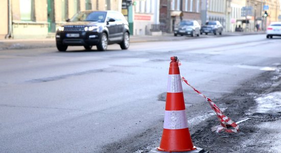 Rīgas ielās likvidētas satiksmei bīstamas bedres gandrīz 2800 kvadrātmetru platībā