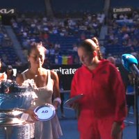 Video: Ostapenko pēc "Australian Open" fināla saņem nepareizo trofeju