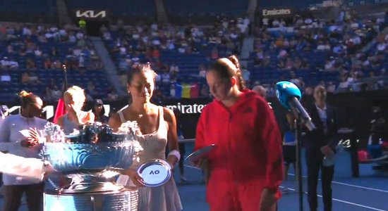 Video: Ostapenko pēc "Australian Open" fināla saņem nepareizo trofeju