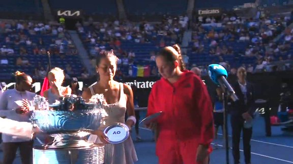 Video: Ostapenko pēc "Australian Open" fināla saņem nepareizo trofeju