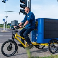 'Ikea' uzsācis piegādes uz mājām ar pasaulē pirmo saules enerģijas kravas velosipēdu