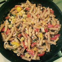 Pasta ar sezonas dārzeņiem saldā krējuma mērcē