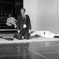 Kairišs Čehova teātrī iestudējis kara laika hroniku 'Hamlets'