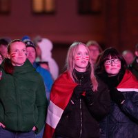 Foto: Kā 'Eirovīzijas' fani Doma laukumā finālu skatījās