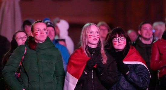 Foto: Kā "Eirovīzijas" fani Doma laukumā finālu skatījās