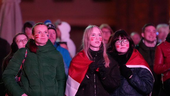 Doma laukumā notiek Eirovīzijas fināla tiešraides publiskā skatīšanās