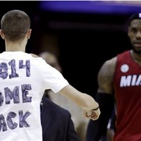 Video: Lebrona Džeimsa fans uz mirkli pārtrauc NBA spēli