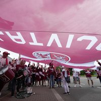 ФОТО: Тысячи латвийских фанов прошлись маршем по Остраве