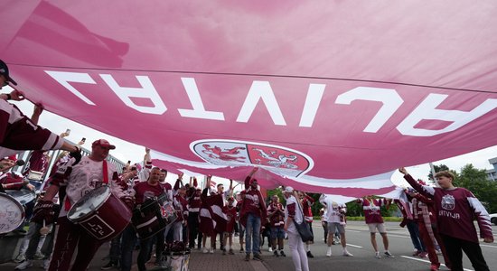 ФОТО: Тысячи латвийских фанов прошлись маршем по Остраве