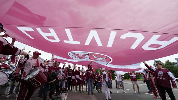 Latvijas hokeja fanu gājienā Ostravā pulcējas vairāki tūkstoši līdzjutēju