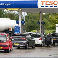 Lielbritānijā paniski izpērk degvielu; valdība apsver piegādēm izmantot armiju
