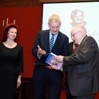 Zviedrijas ārlietu ministrs Bilts Rīgā saņēmis prestižo 'Cicerona' balvu