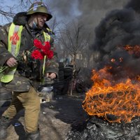 21 февраля: пылающий Киев, шоу Брайтман в Риге и машины депутатов