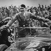 #Ziņas1945: Hitlera Portugāles sulaiņu sēras, Musolīni kliķe un samogonkas brūveri