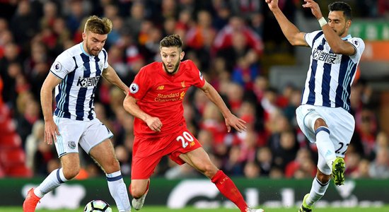 'Liverpool' izcīna uzvaru, taču mača beigās ielaistu vārtu dēļ nekļūst par Anglijas futbola premjerlīgas līderiem