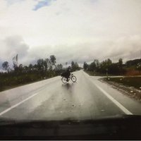 Aculiecinieka video: Neprātīgs riteņbraucējs uz Bauskas šosejas