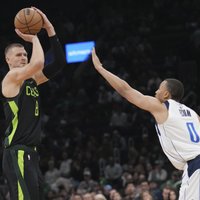 Porziņģa rezultativitāte neglābj "Celtics" no neveiksmes pret Dončiču aizmainījušo "Mavericks"