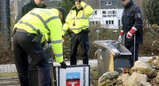 Vācijā pēc sadursmes ar bankomātu no sliedēm noskrējis preču vilciens