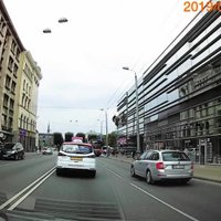 ВИДЕО: Водитель такси грубо нарушает правила на улице Бривибас