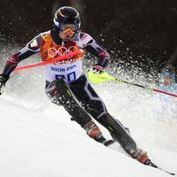 Jaunais kalnu slēpotājs Onskulis izcīna augsto 27.vietu Sočos; triumfē austrieši