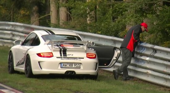 Video: Nirburgringas trasē 'Porsche' piestāj, lai pasažieris pavemtu