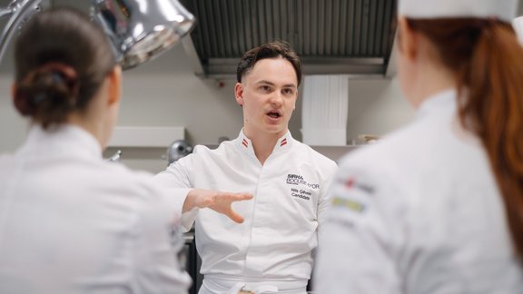 Kā Latvijas komanda trenējas prestižā pavāru konkursa "Bocuse d’Or" finālam