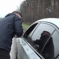 Video: "Man Francija ir tuvāka sirdij!" Policija aptur BMW autovadītāju ar viltotām numurzīmēm