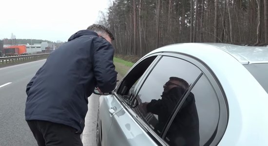 ВИДЕО. "Франция ближе моему сердцу!" Полиция остановила на шоссе под Бабите BMW с фальшивыми номерами