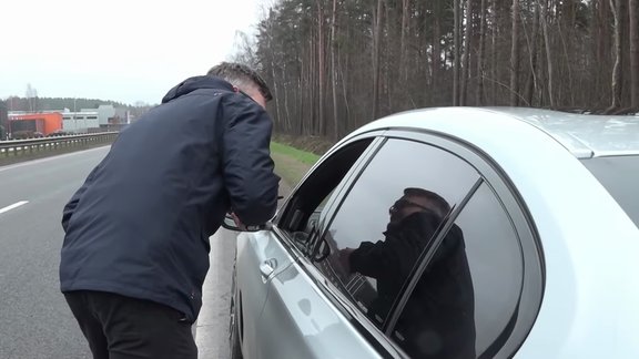 Video: "Man Francija ir tuvāka sirdij!" Policija aptur BMW autovadītāju ar viltotām numurzīmēm