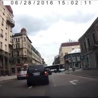 Video: Auto par mata tiesu izvairās no sadursmes ar 'Rīgas satiksmes' autobusu